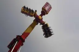 لحظه‌ای بسیار ترسناک در یک شهربازی!+ویدئو