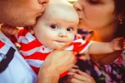  عوارض به زور بوسیدن کودک