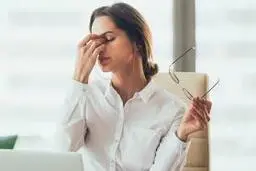 نگاه‌کردن مداوم به موبایل باعث نزدیک‌بینی می‌شود؟ +ویدئو