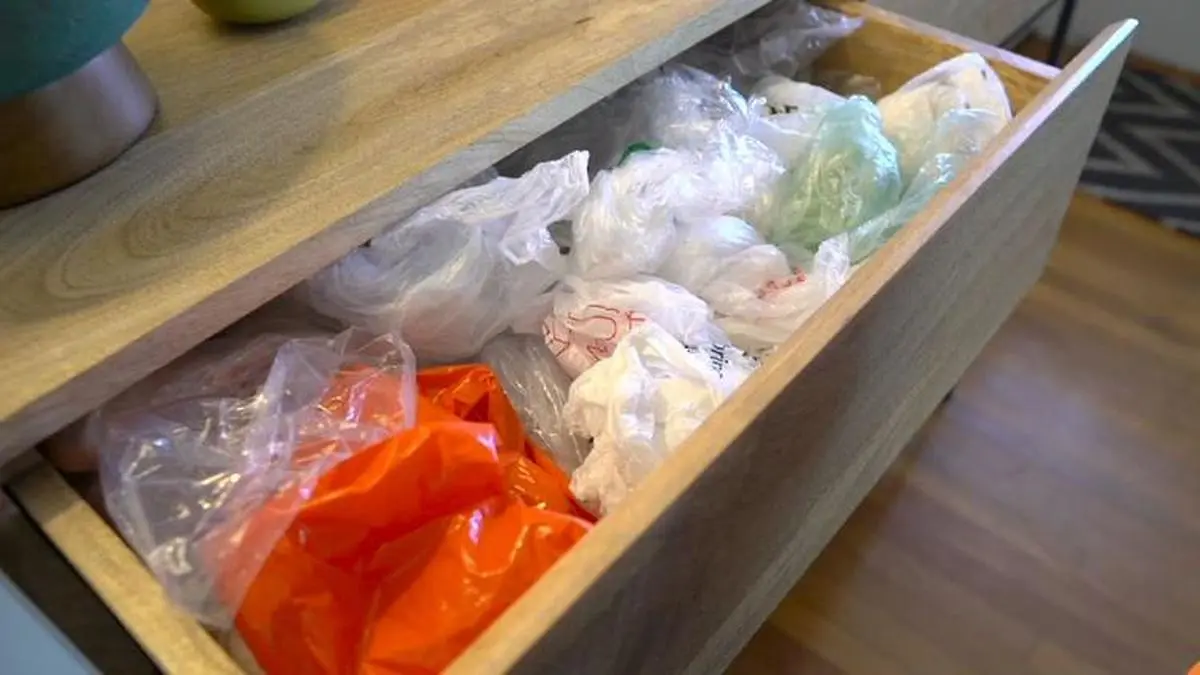 روش درست نگهداری از کیسه‌های پلاستیکی در آشپزخانه که هر بانوی ایرانی باید بلد باشه! + ویدئو