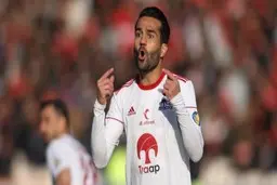 فوتبال |   شجاعی  با ضربه به آمبولانس شیشه آن را شکست + عکس