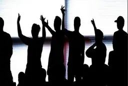 حاشیه بازی خیبر و نفت آبادان| تشویق تماشاگران خرم‌آبادی از روی پشت بام!+ویدئو