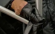 دست‌های مضطرب در مترو 