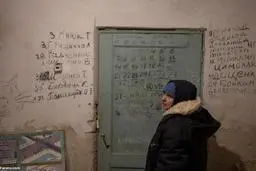 نوشتن نام قربانیان جنگ اوکراین روی دیوار پناهگاه+ ویدئو 