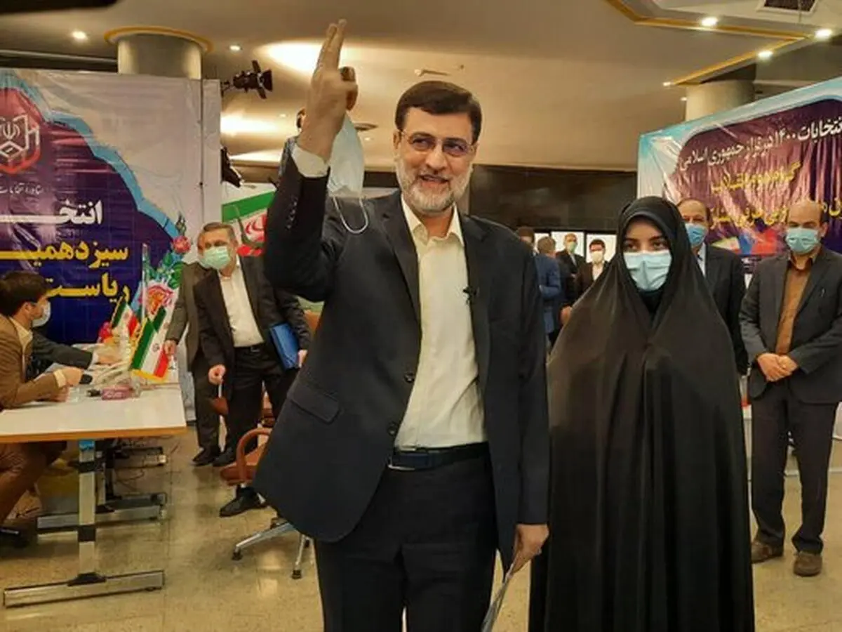 حضور قاضی زاده هاشمی با دختر 20 ساله اش در وزارت کشور
