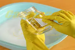 چطور چسب دور ظرف را پاک کنیم؟ | با این روش هیچ جای چسبی روی ظرف نمی مونه +ویدئو