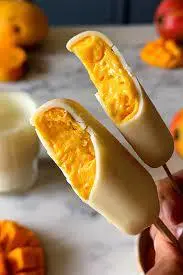 طرز تهیه بستنی مگنوم انبه نارگیلی با روکش شکلات سفید | بستنی منگوم انبه بستنی  متفاوت و لاکچری در روزهای گرم تابستان+ ویدیو 
