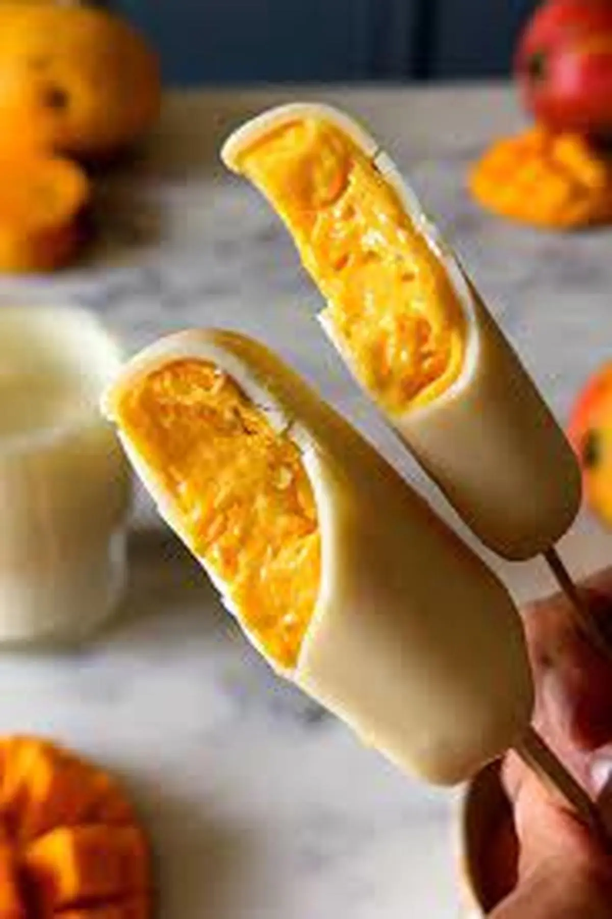 طرز تهیه بستنی مگنوم انبه نارگیلی با روکش شکلات سفید | بستنی منگوم انبه بستنی متفاوت و لاکچری در روزهای گرم تابستان+ ویدیو