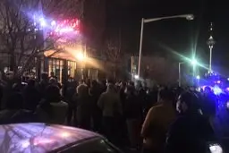  تجمع هواداران میناوند مقابل بیمارستان