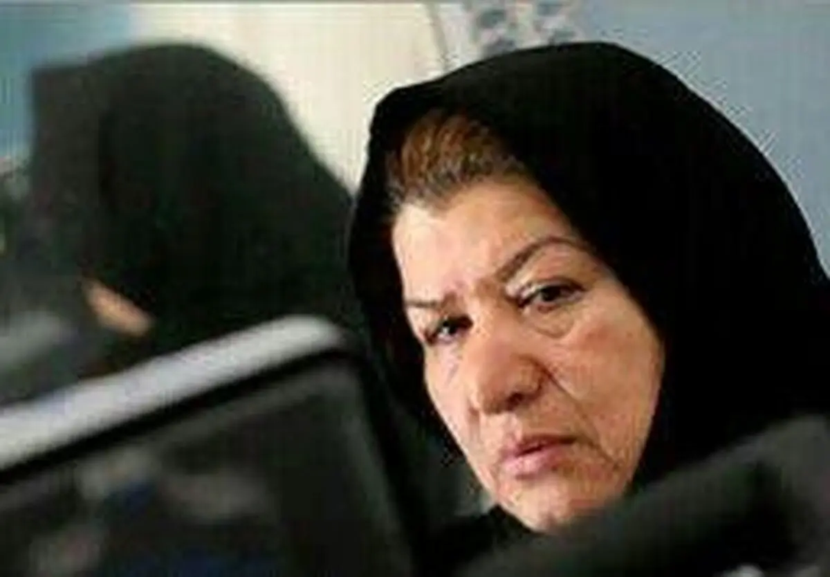 پوران درخشنده در سوگ درگذشت خواهرش نشست