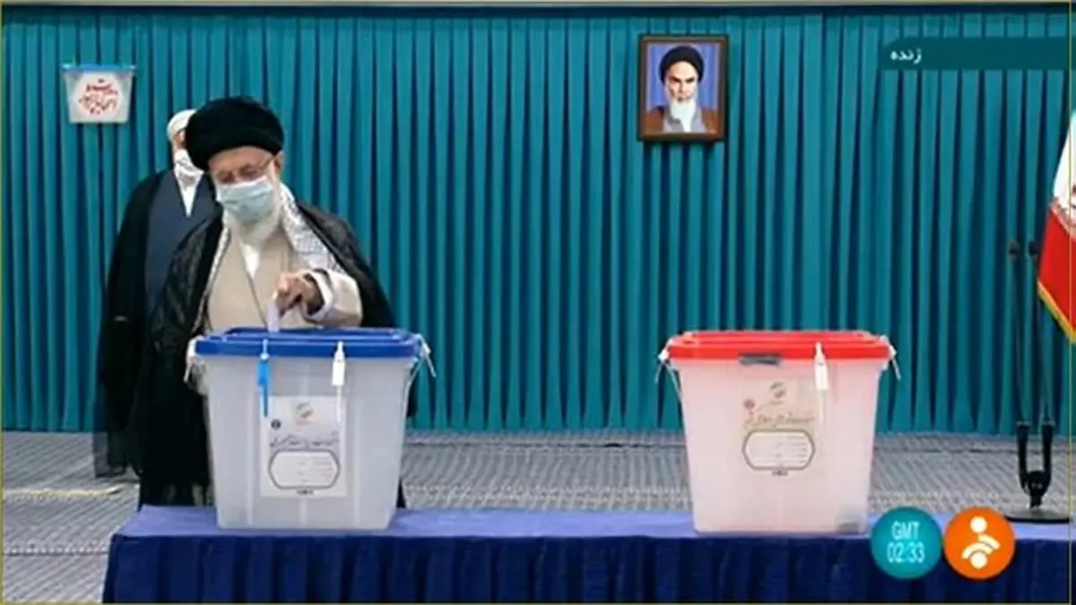 رهبر معظم انقلاب اسلامی  رای خود را به صندوق انداختند