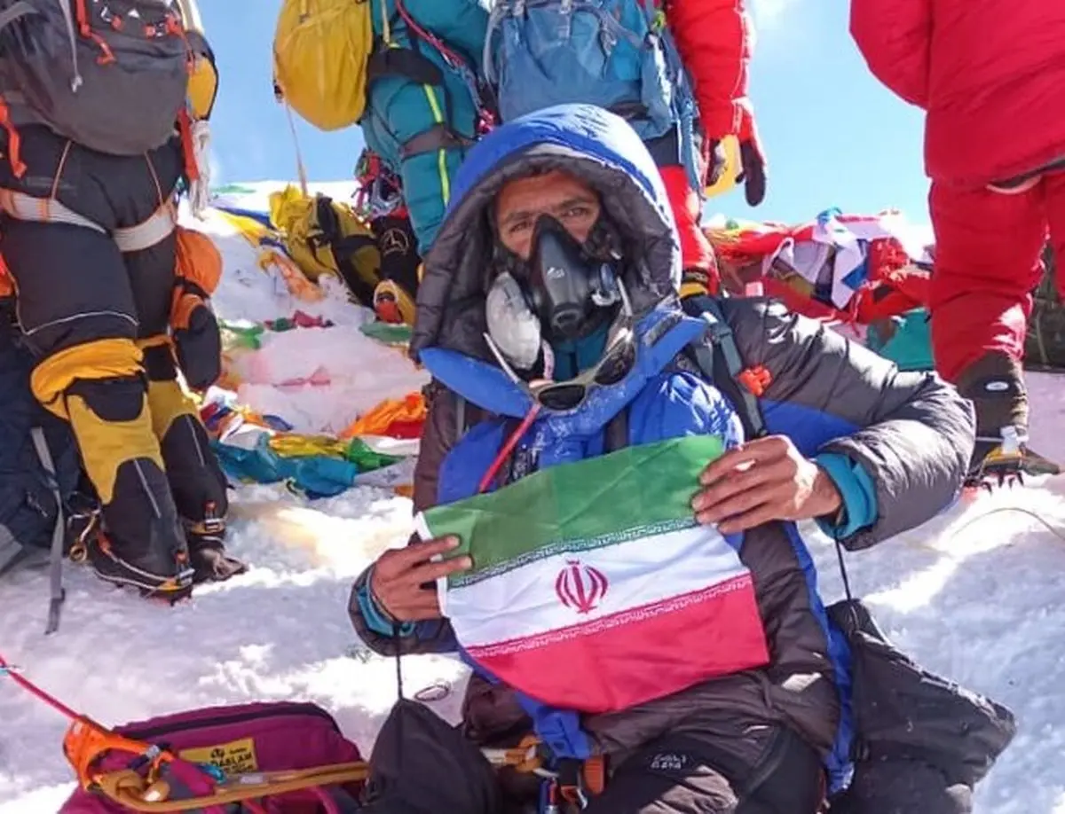 کوهنورد ایرانی بر فراز بام دنیا ایستاد