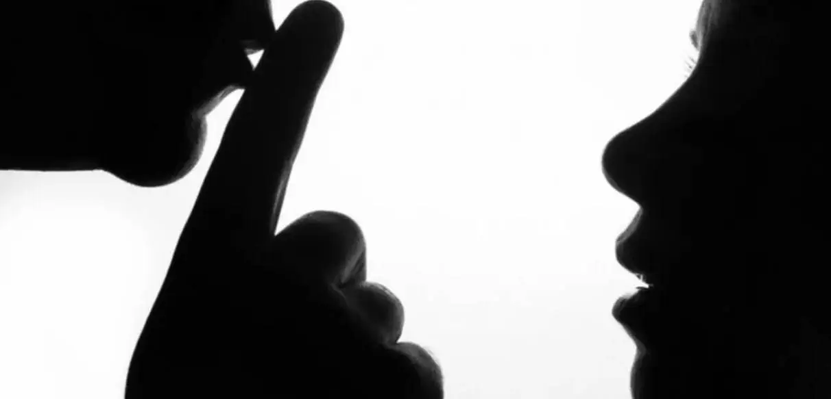 در محیط کار ایران، آزار جنسی به چه شکل‌هایی وجود دارد؟ | سکوت پرهزینه