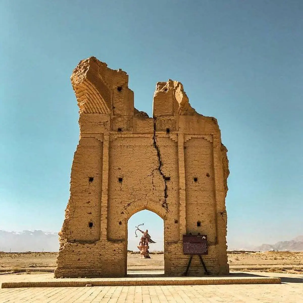 یکی از معماهای تاریخ ایران | دروازه «فرافر»؛ آغاز ایساتیس یا بازمانده بقعه؟