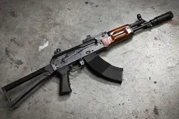 کارگردان مشهور با کلاشینکف همسایه خود را کشت/ عملیات نیرو‌های ویژه پلیس برای دستگیری کارگردان 