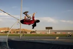 نخستین دختر ایرانی که پرش با نیزه را تجربه کرد