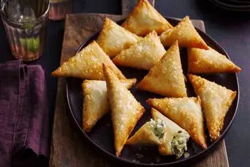 رول‌های خوشمزه سینه مرغ و سبزیجات در خمیر یوفکا | طرز تهیه رول یلدایی +ویدئو