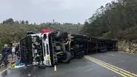 لحظه ترسناک واژگونی کامیون در پیچ جاده+ویدئو