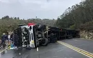لحظه ترسناک واژگونی کامیون در پیچ جاده+ویدئو