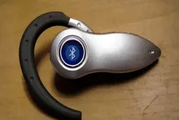 کشف ۳ آسیب‌پذیری خطرناک در تراشه بلوتوث هدفون‌های سونی و JBL | هشدار امنیتی: امکان شنود مکالمات از طریق هدفون‌های بی‌سیم محبوب