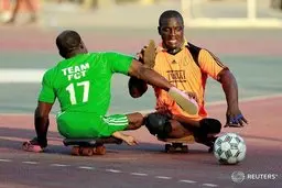  فوتبال با دست + عکس