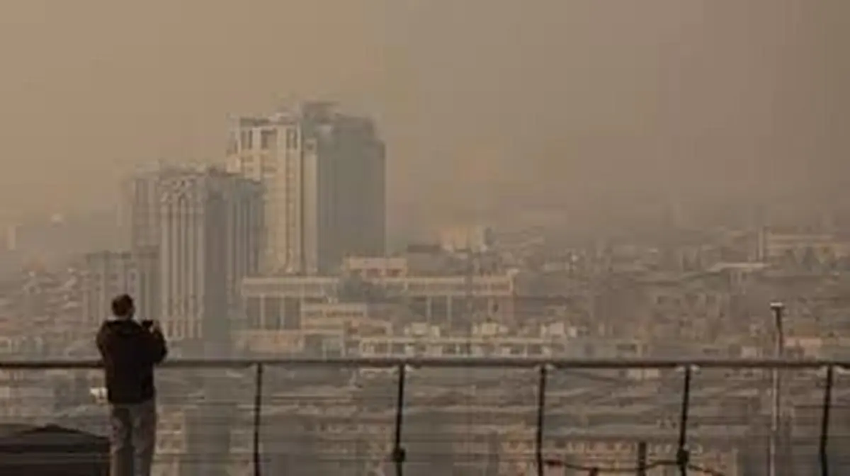 
هوای تهران قرمز و برای همه افراد جامعه آلوده است.
