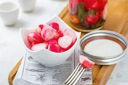 یکبار برای همیشه طرز تهیه ترشی تربچه فوری رو یاد بگیر! |  به حدی این ترشی خوشمزست که نگو! | اینو که درست کنی پای ثابت کنار غذاهات میشه + ویدئو