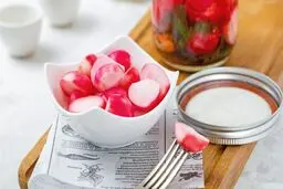 یکبار برای همیشه طرز تهیه ترشی تربچه فوری رو یاد بگیر! |  به حدی این ترشی خوشمزست که نگو! | اینو که درست کنی پای ثابت کنار غذاهات میشه + ویدئو