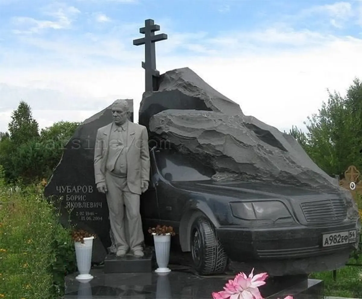 سنگ قبر عجیب میلیاردر روس! 