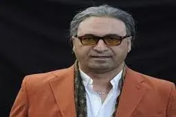 سلفی عجیب حمید فرخ‌نژاد با چندین دختر | سلفی جنجالی حمید فرخ‌نژاد+تصویر 