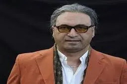 سلفی عجیب حمید فرخ‌نژاد با چندین دختر | سلفی جنجالی حمید فرخ‌نژاد+تصویر 