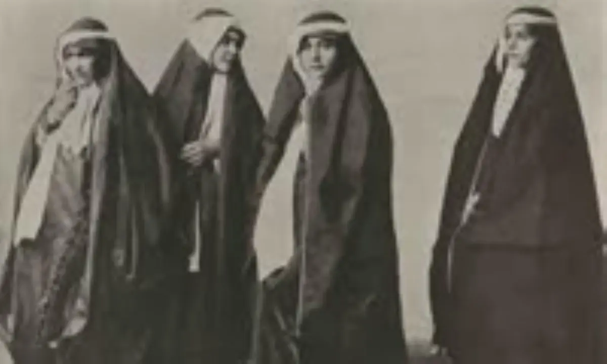 عکس عجیب و غمگین از شکنجه زنان در زمان قاجار | فلک زدن پای زنان خدمتکار و کودکان +عکس