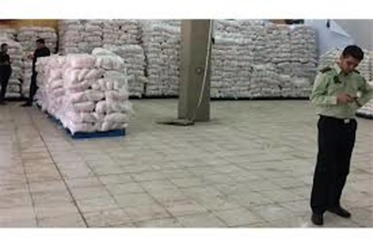کشف بیش از ۲۰ تن برنج تقلبی در انبار متعلق به شرکت دولتی!+ویدئو