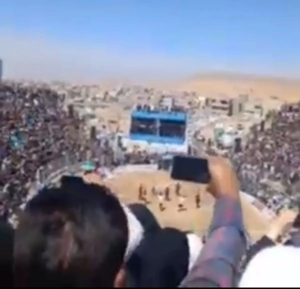 هفتاد هزار نفر خانم و آقا در کنار هم در گود چشمه زینل خان اسفراین در تماشای کشتی با چوخه+ویدئو 