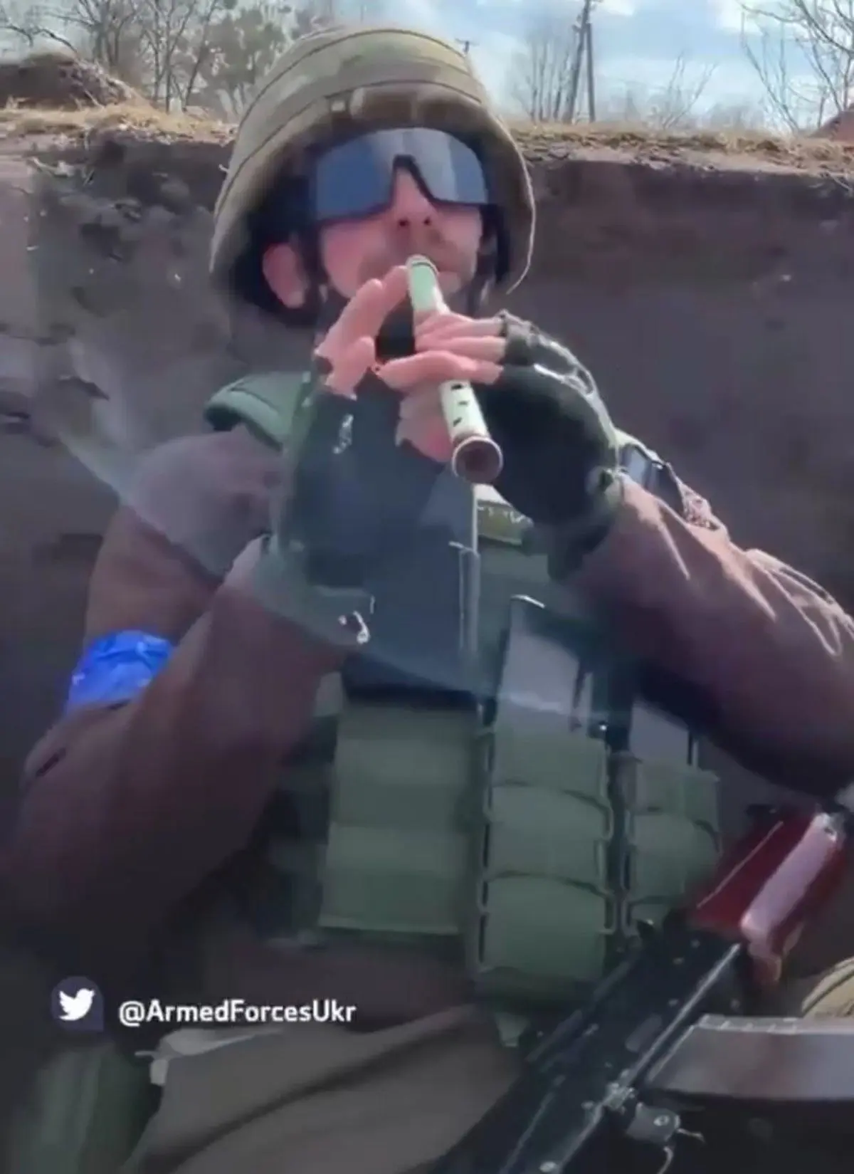 فلوت‌نوازی سرباز اوکراینی در میدان جنگ+ویدئو