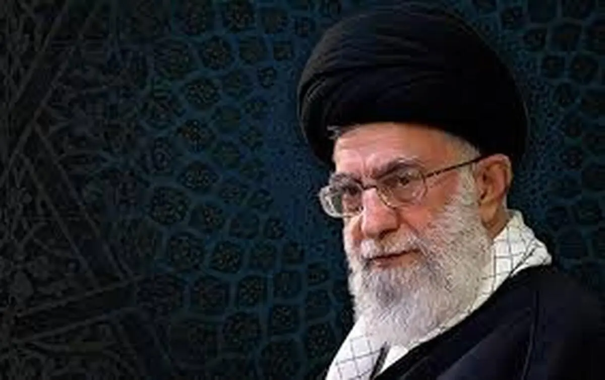 تصویر رهبر انقلاب درحال شعرخوانی 