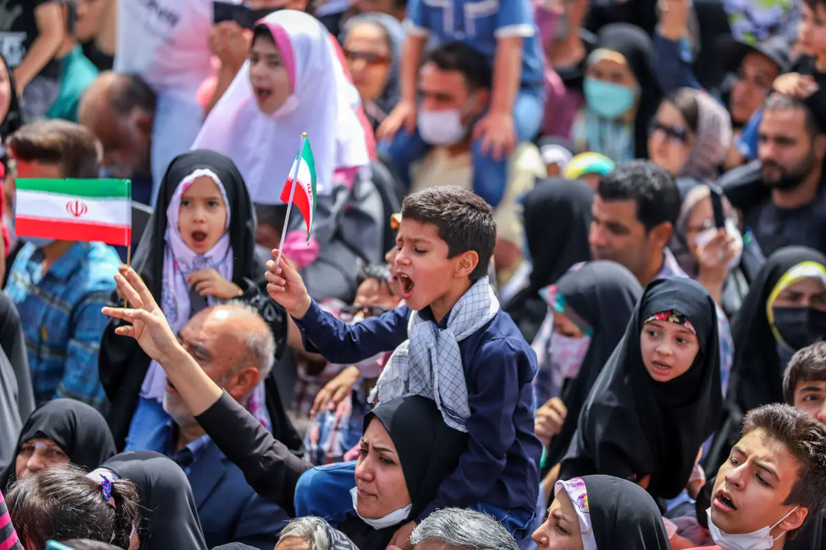 لحظه‌ی ریزش ‌‌‌وحشتناک سکوی کودکان هنگام خواندن سرود سلام فرمانده+ویدئو