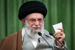 رهبر معظم انقلاب: در بعضی از دانشگاه‌ها عناصری هستند که جوان نخبه را تشویق می‌کنند به ترک کشور؛ این خیانت و دشمنی با کشور است
