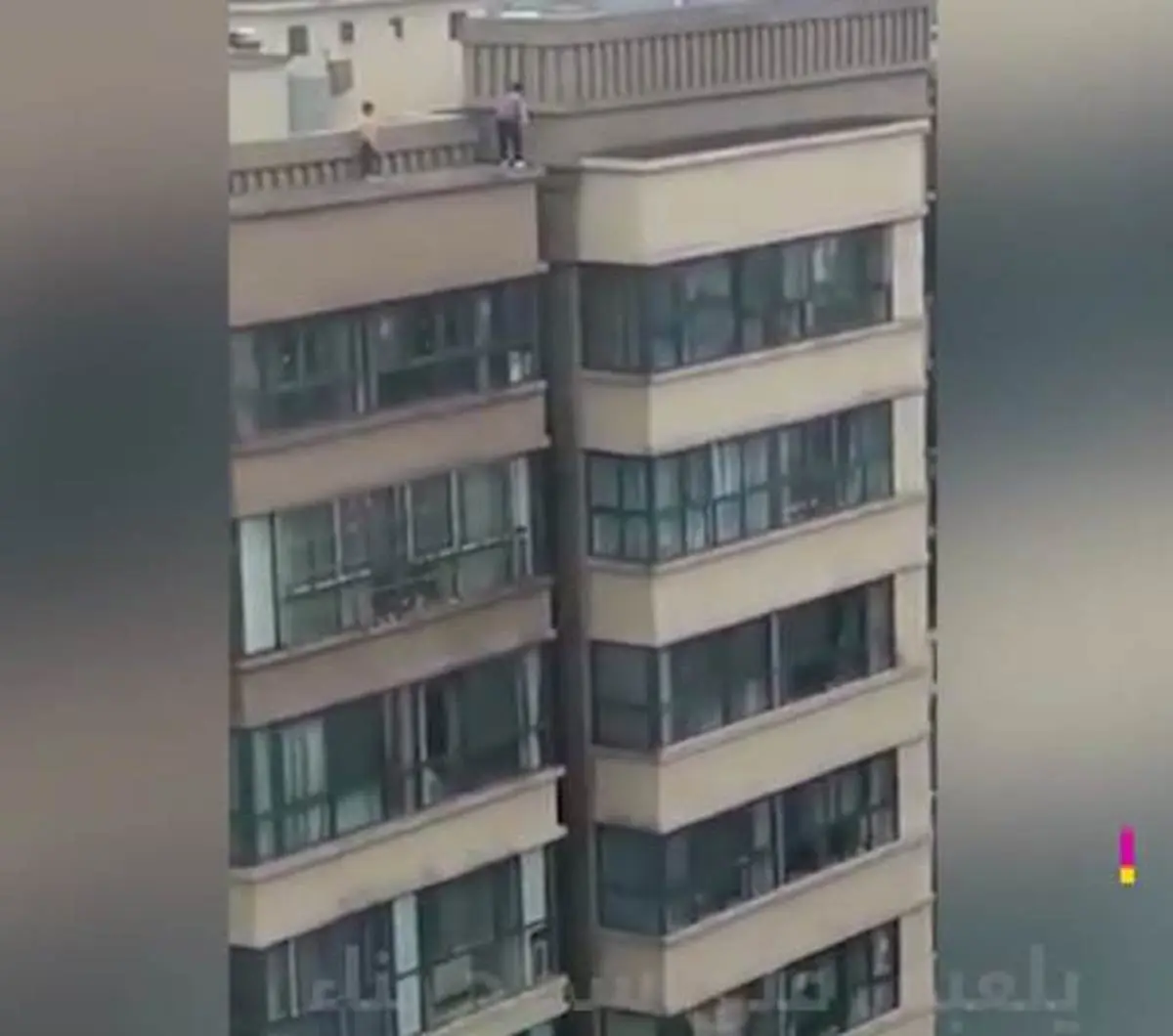 لحظات دلهره‌آور پرش کودک از شکاف بین دو پشت بام ساختمانی ۲۷ طبقه + ویدئو