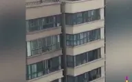 لحظات دلهره‌آور پرش کودک از شکاف بین دو پشت بام ساختمانی ۲۷ طبقه + ویدئو