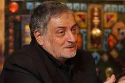 پابوسی مادر توسط فرزندان مرحوم یزدانی خرم در مراسم تشییع پدر+ویدئو