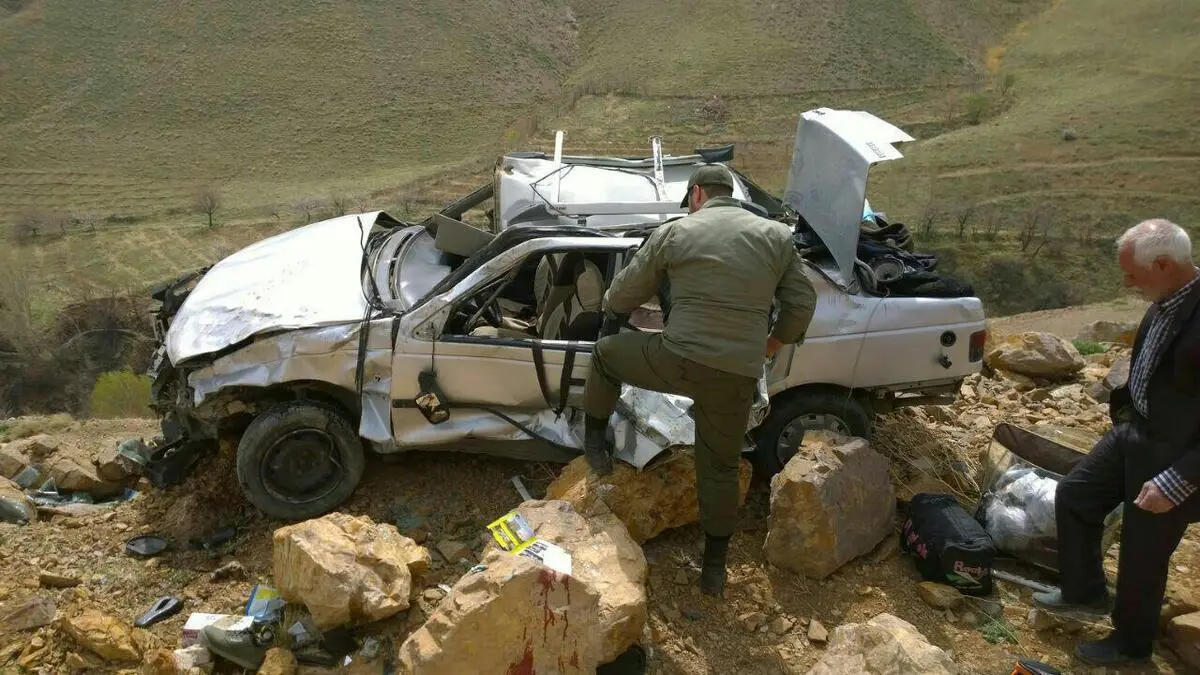 سقوط مرگبار پژو از پل هوایی در زاهدان | ۸ کشته و مصدوم در حادثه هولناک!