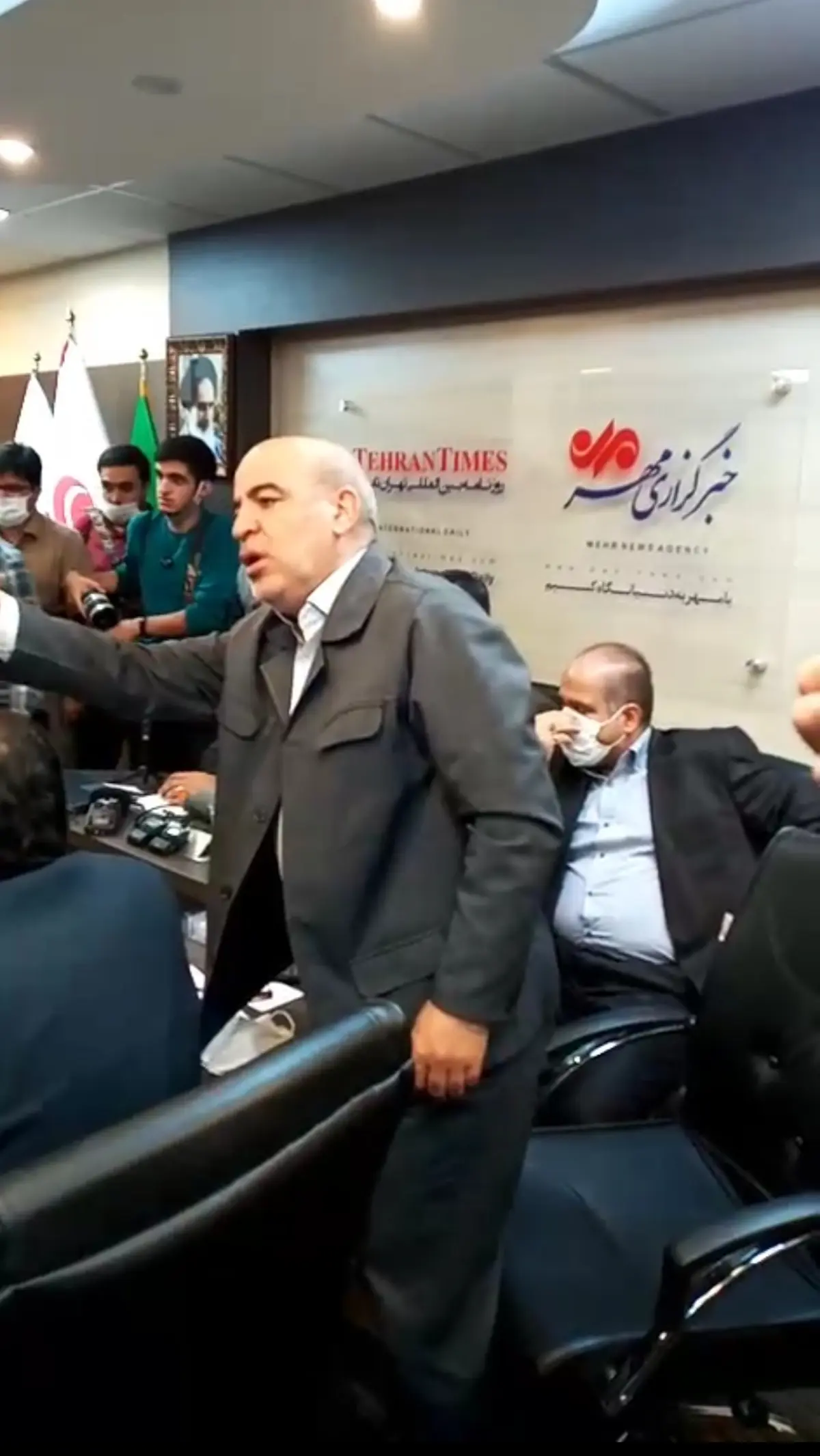 درگیری در جلسه رسانه ای بررسی اعتبار نامه تاجگردون که در خبرگزاری مهر انجام میشد + ویدئو
