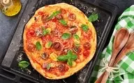 این نکته ها رو موقع پخت پیتزا رعایت کن، از پیتزای بیرونی هم بهتر میشه | فوت و فن پخت پیتزا به فست فودی ها