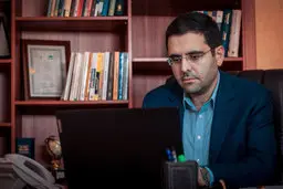 عباس عبدی درباره مدرک تحصیلی نماینده منتخب تفرش در مجلس: مثل جعل اسکناس ۷۰۰ تومانی بود