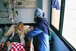 روایت پرستاران مشهدی از طغیان کرونا: از در و دیوار مریض می‌بارد |  تعدادی از بیماران فقط به‌خاطر کمبود اکسیژن فوت می‌کنند |  تعداد جانباختگان خیلی خیلی بیشتر از آمار اعلامی است