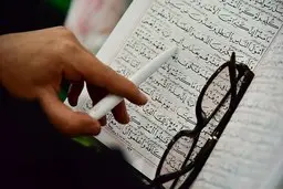  ثواب قرائت یک آیه از قرآن در ماه رمضان | در ماه رمضان از قرائت قرآن غافل نشوید | روایات مختلف از ثواب خواندن قرآن در این ماه