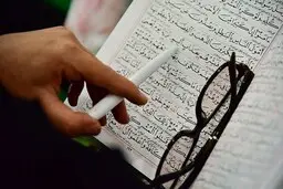  ثواب قرائت یک آیه از قرآن در ماه رمضان | در ماه رمضان از قرائت قرآن غافل نشوید | روایات مختلف از ثواب خواندن قرآن در این ماه