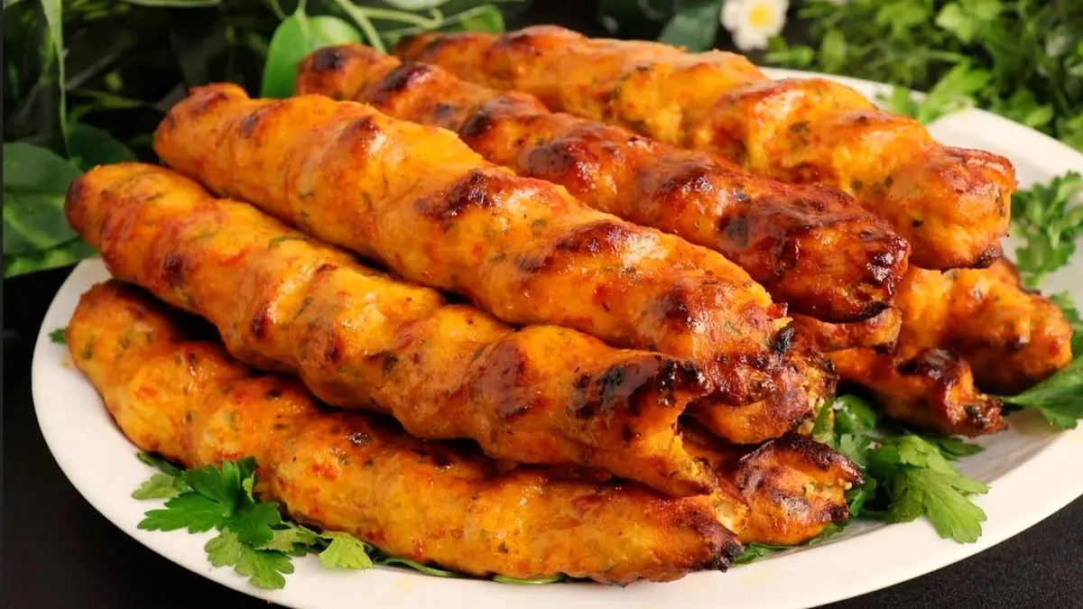 طرز تهیه کوبیده مرغ گوجه‌ای | کوبیده مرغ رو متفاوت درست کن! +ویدئو