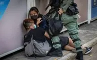 ویدئو؛ ضرب و شتم خیابانی معترضان هنگ‌کنگی توسط پلیس